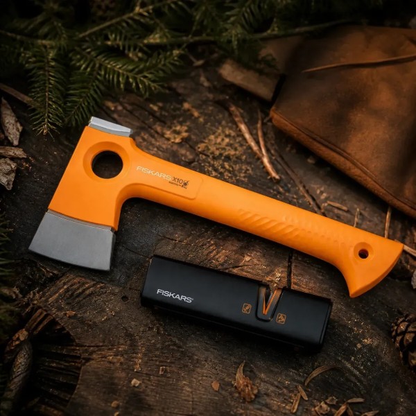 Фото - Топор Fiskars Х13 + точило (1075437)